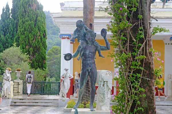 Achilleion Statuen