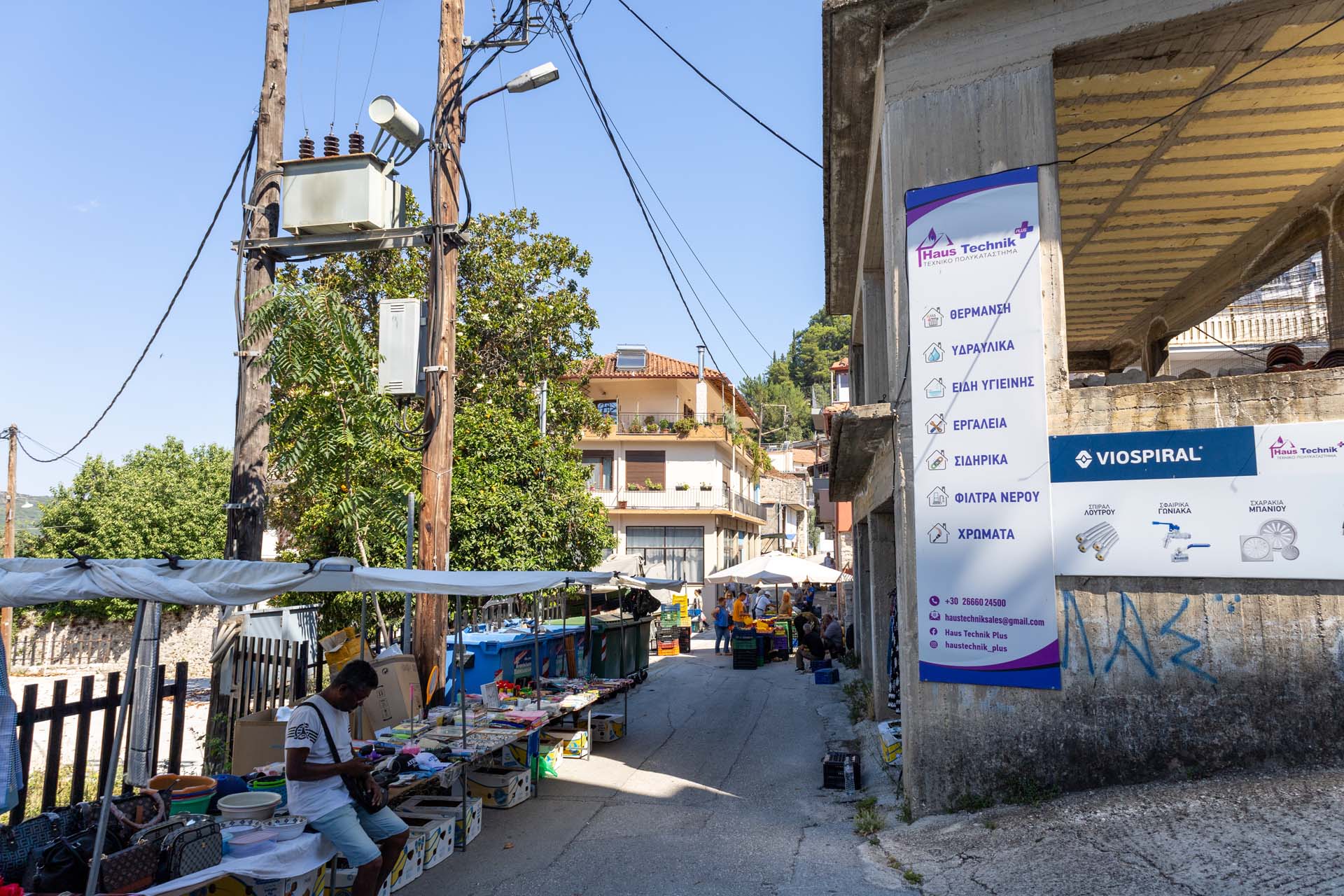 Marktst&auml;nde mit frischem Obst und Gem&uuml;se in Paramythia