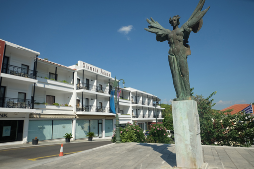 Olympia Hotel und Statue